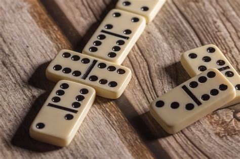 Sertifikat, penghargaan, tanda, atau dokumen yang dipajang di meja domino menyuguhkan past konten Gold server stabil di pilihan top up